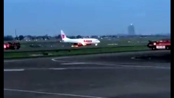 Detik-detik Menegangkan Lion Air JT330 Mendarat Darurat Disambut Dua Mobil Pemadam di Bandara Soetta