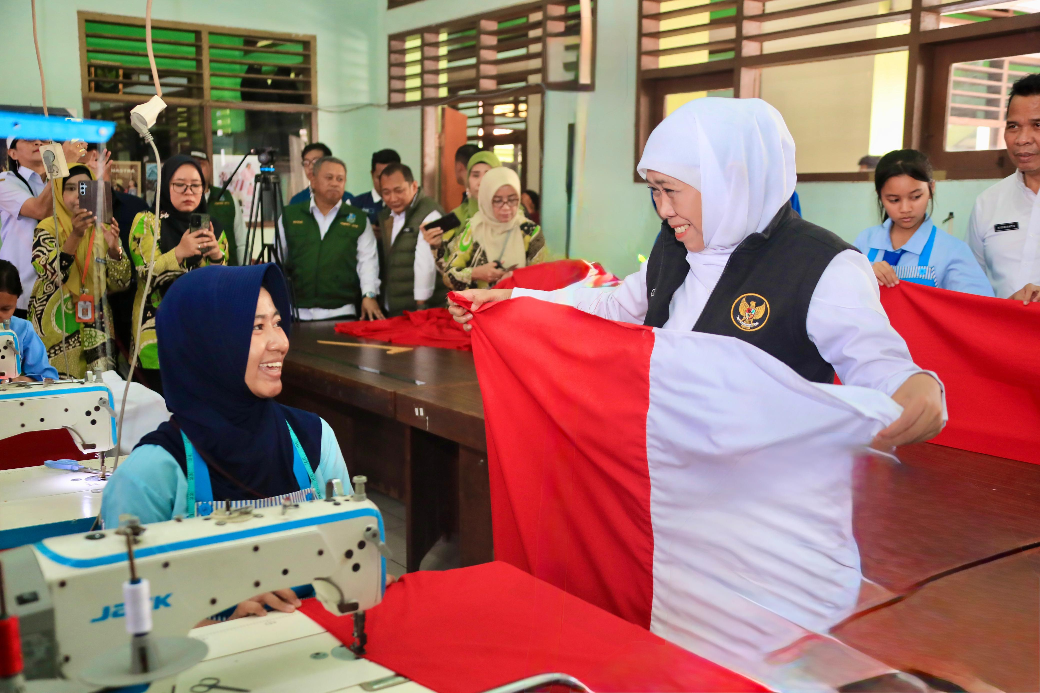 Bendera Merah Putih Sepanjang 15 Kilometer Dijahit Ribuan Pelajar Jatim, Pecahkan Rekor Muri!