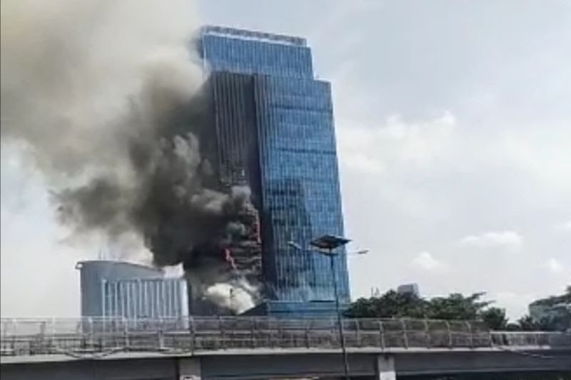 Imbas Kebakaran Gedung K-Link, Arus Lalulintas Gatsu Arah Cawang Padat Merayap 
