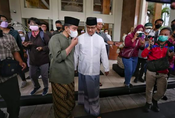 Gibran Unggah Foto Anies Masuk Selokan: Mereka Santai, Netizen Ribut