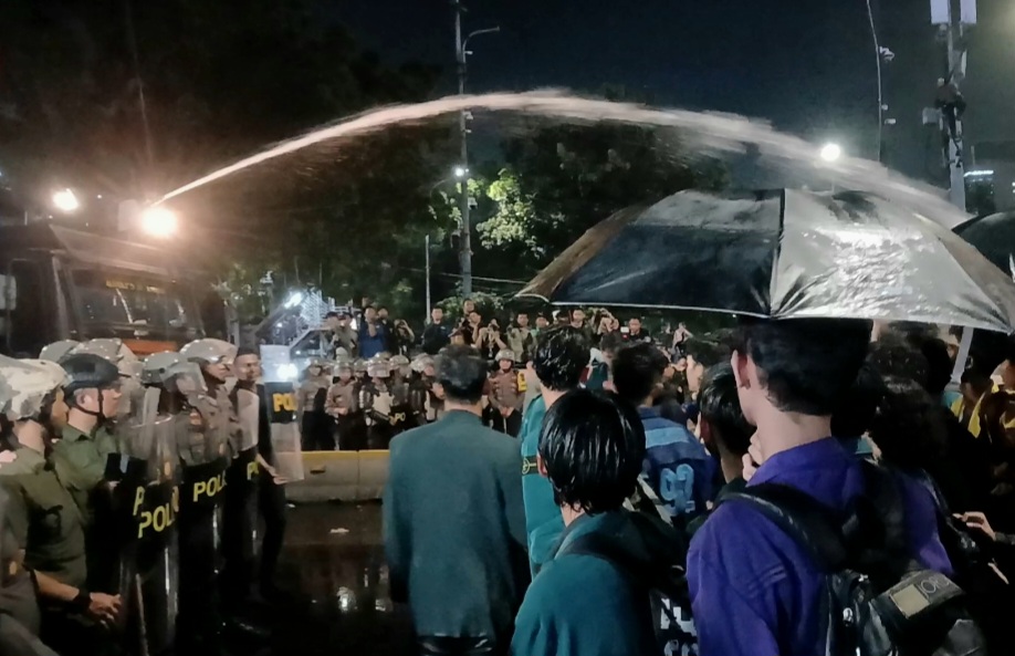 Demo BEM SI Tolak PPN 12% Berujung Ricuh, Mahasiswa Disemprot Water Cannon