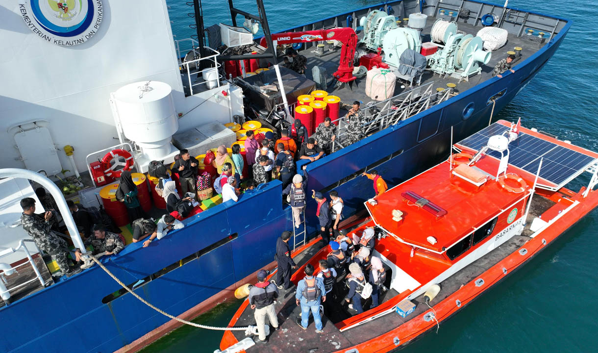 KP. Orca 05 KKP Angkut Warga Enggano ke Bengkulu Dampak Pendangkalan Alur Pelabuhan Pulau Baai