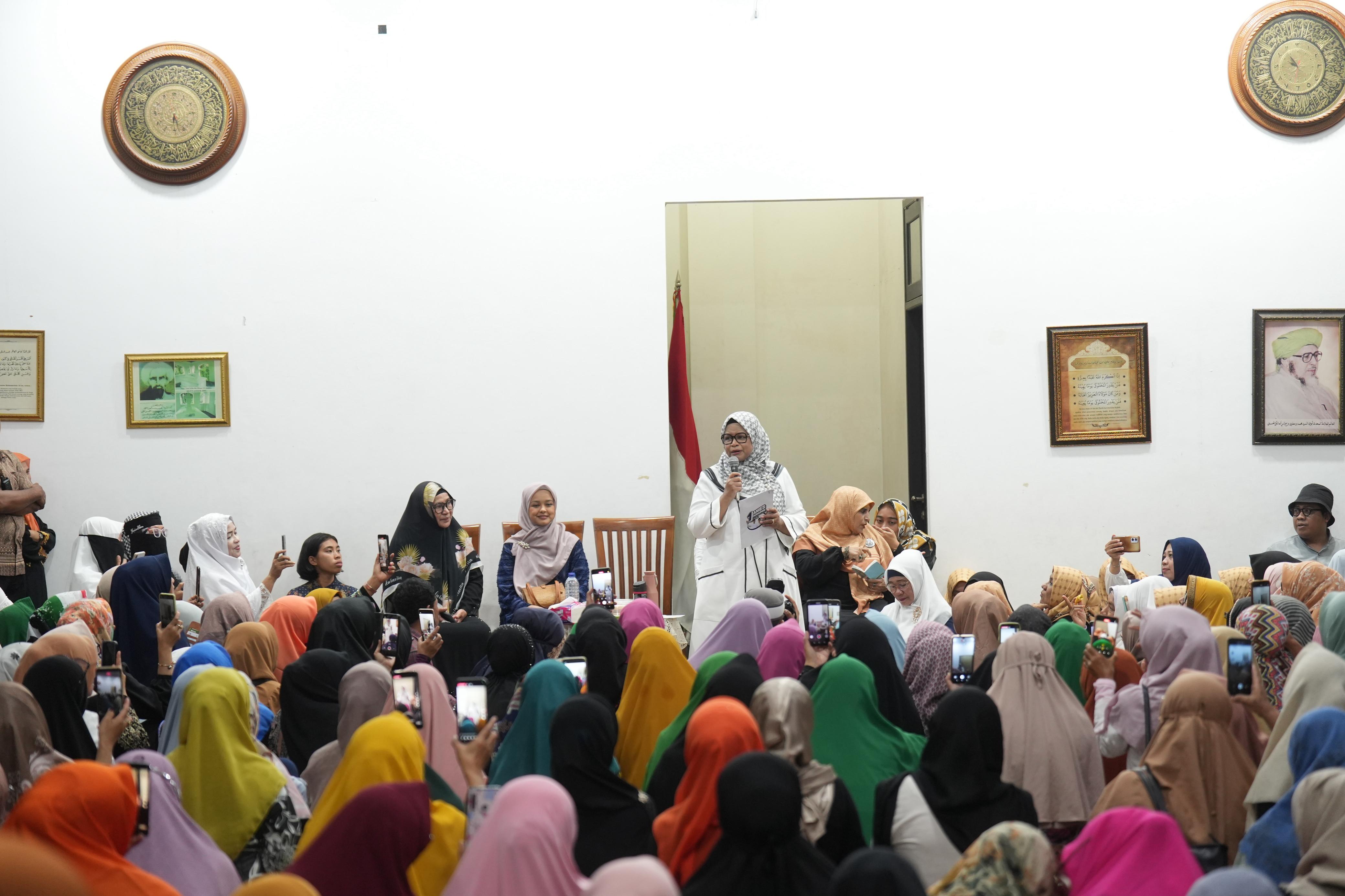 Di Ternate, Fery Farhati dan Mutiara Annisa Hadiri Majelis Taklim Abu Bakar bin Hasan Al-Attas Az Zabidi
