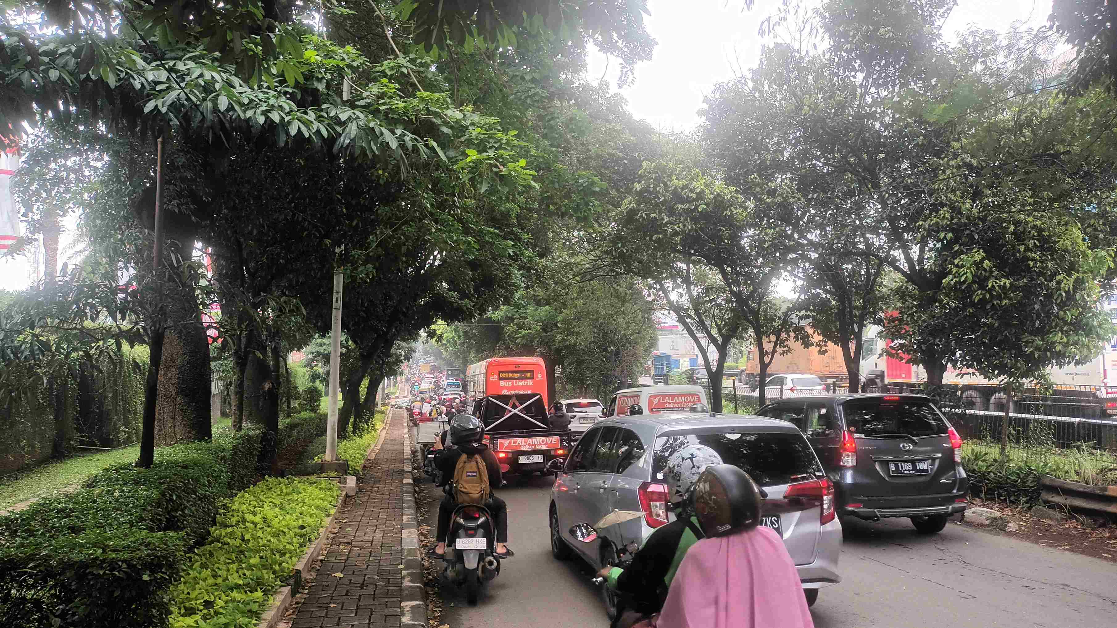 Berangkat Pagi Tetap Telat, Curhat Pengendara Soal Macet di TB Simatupang Akibat Proyek Galian!