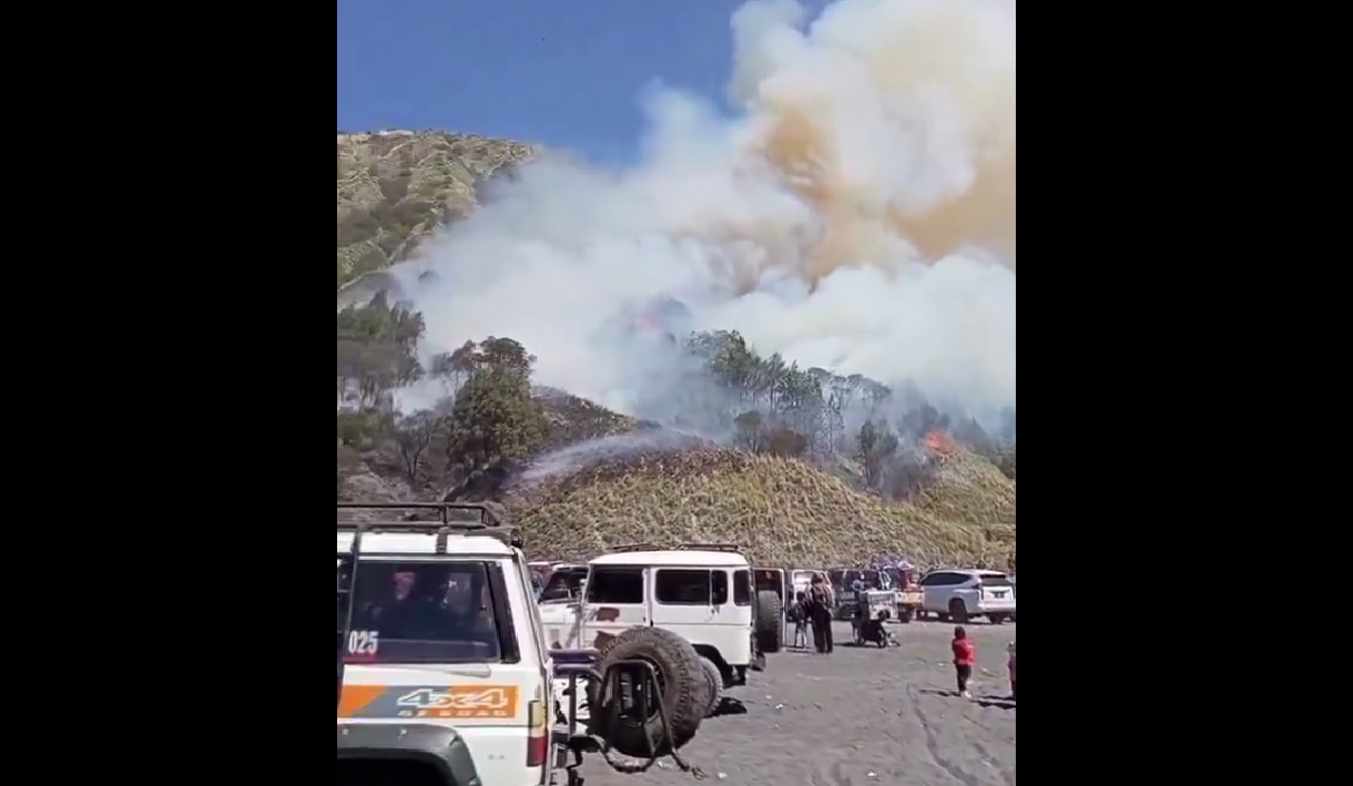 50 Hektar Lahan Gunung Bromo Hangus Terbakar, Penyebab Masih Diselidiki