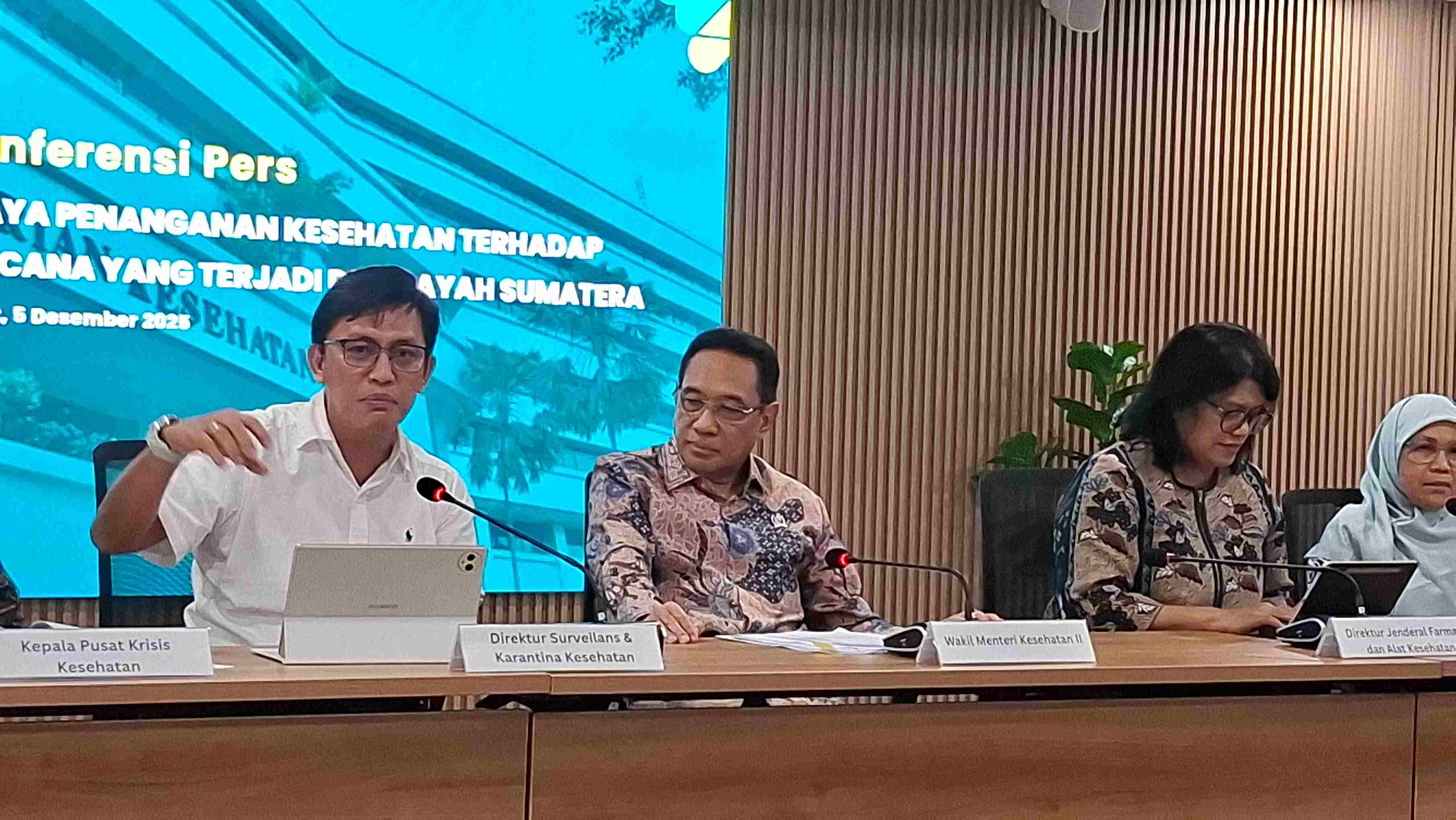 Wamenkes Benjamin Terharu Banyak Relawan Dokter Senior ke Lokasi  Banjir Sumatera: Mereka 'Pakai Uang Sendiri'