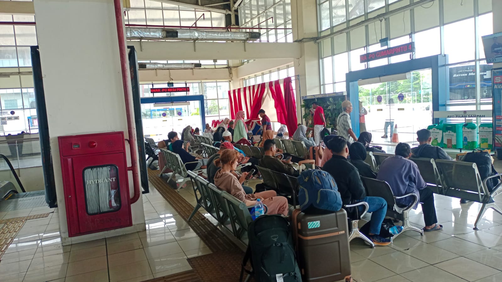 Loket Bus AKAP Terminal Pulo Gebang Diserbu Calon Penumpang Sambut Libur Nataru