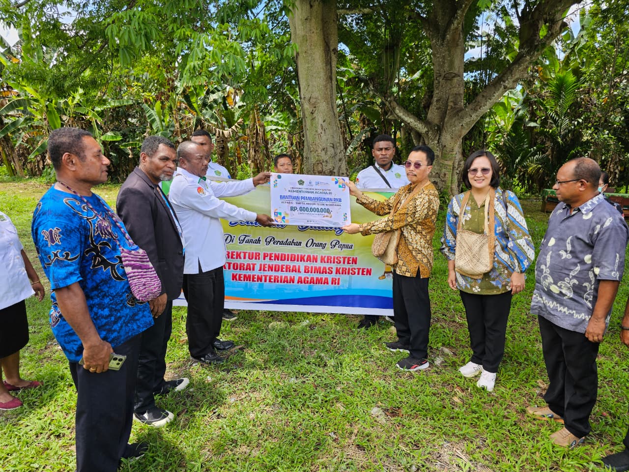 Kemenag Perkuat Pendidikan Kristen di Papua, Salurkan Bantuan Rp600 Juta untuk SMPTKN Teluk Wondama