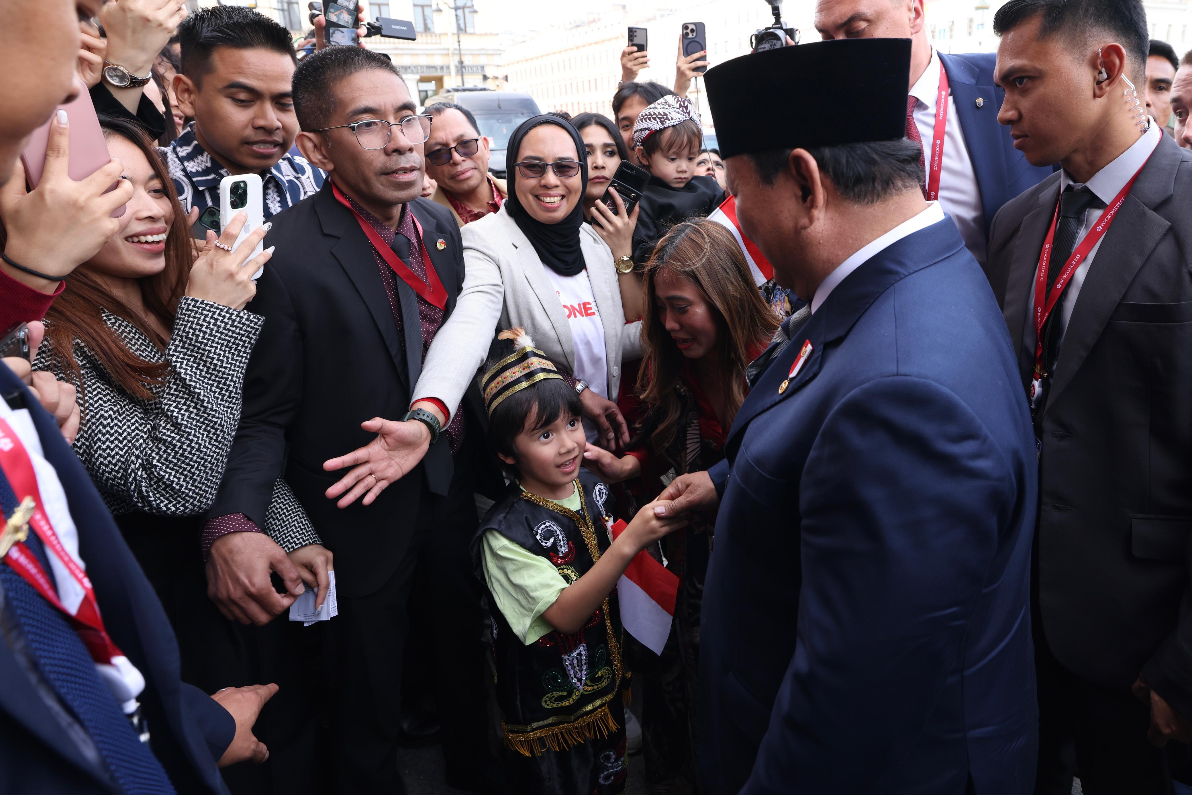 Presiden Prabowo Disambut Hangat WNI di Rusia, Ada Anak Minta Dibelikan Lego