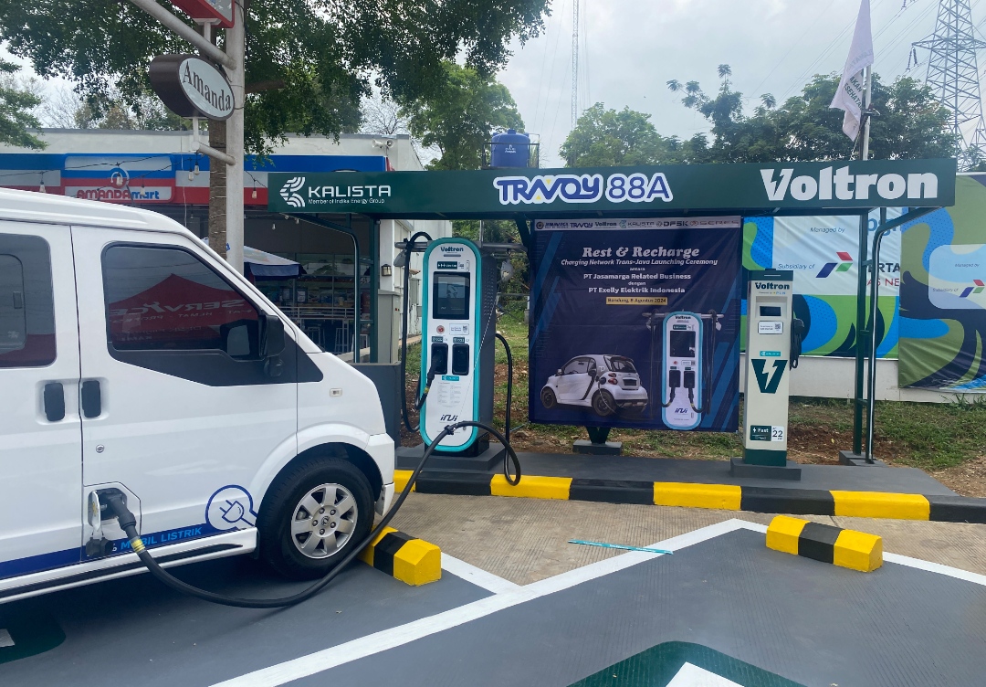 Kolaborasi Voltron dengan JMRB, Resmikan SPKLU di Rest Area Toll Jawa