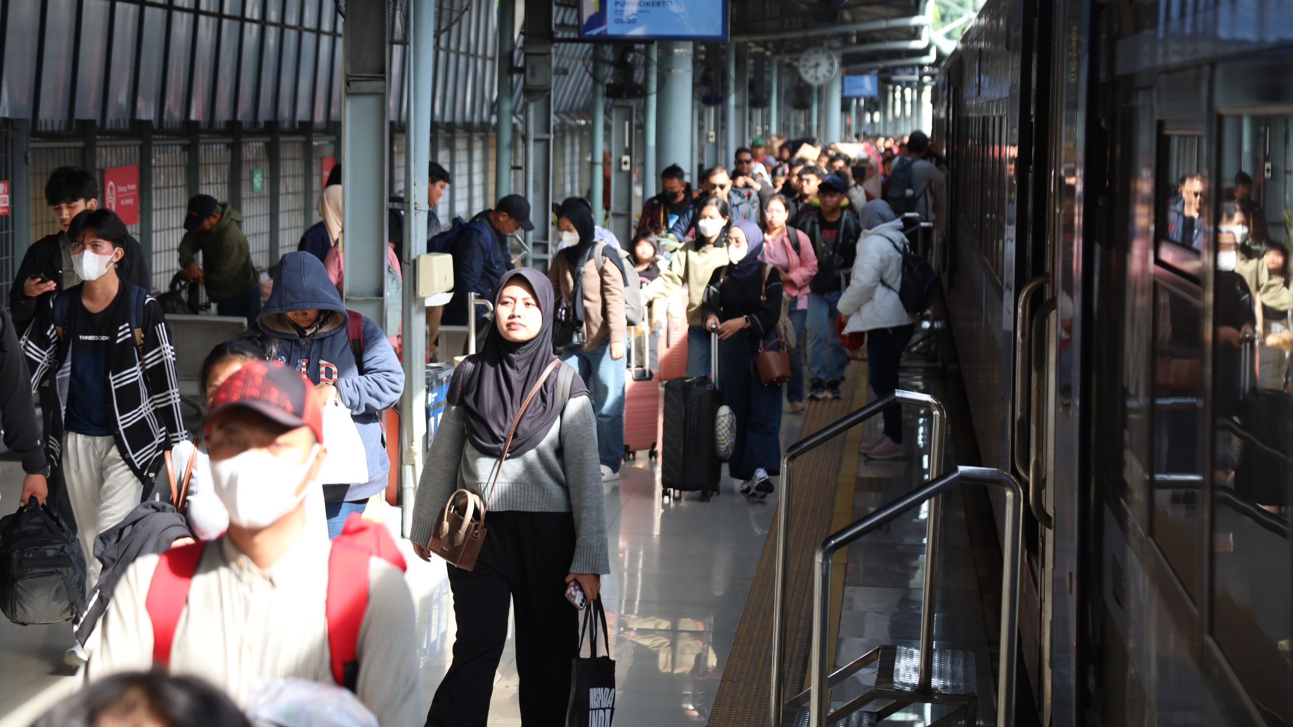 Hari Libur Terakhir Nataru, Penumpang KA Jarak Jauh dari Jakarta Terpantau Padat