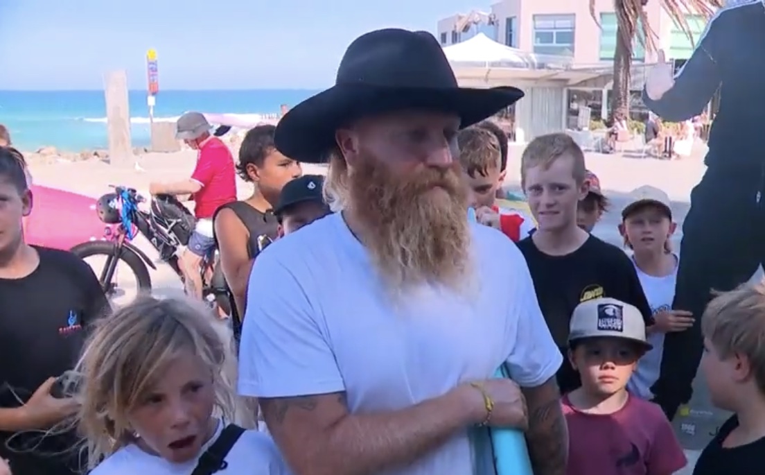 Gokil! Surfing 40 Jam Non Stop, Peselancar Australia Ini Pecahkan Rekor Dunia, 700 Ombak Dia Atasi