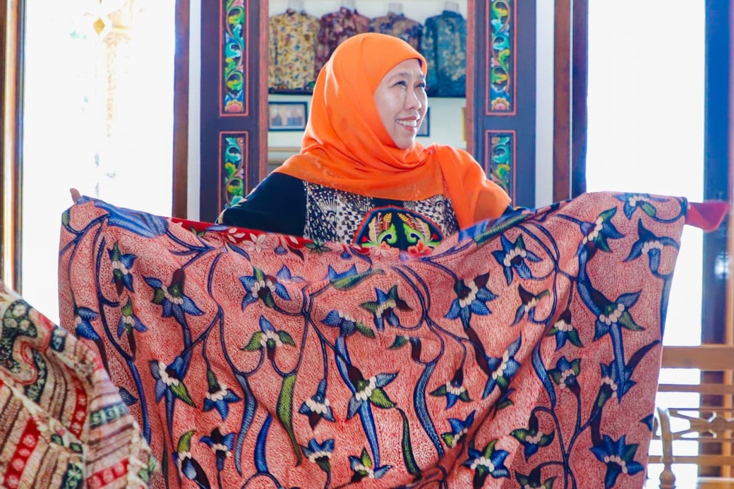 Hari Batik Nasional 2025, Gubernur Khofifah Ajak Generasi Muda Jadikan Batik Simbol Gaya Berbudaya 