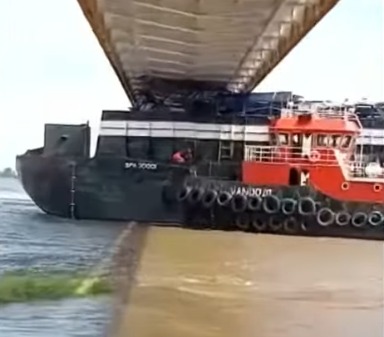 Nabrak Lagi, Kapal Tongkang Tersangkut di Jembatan Martadipura 