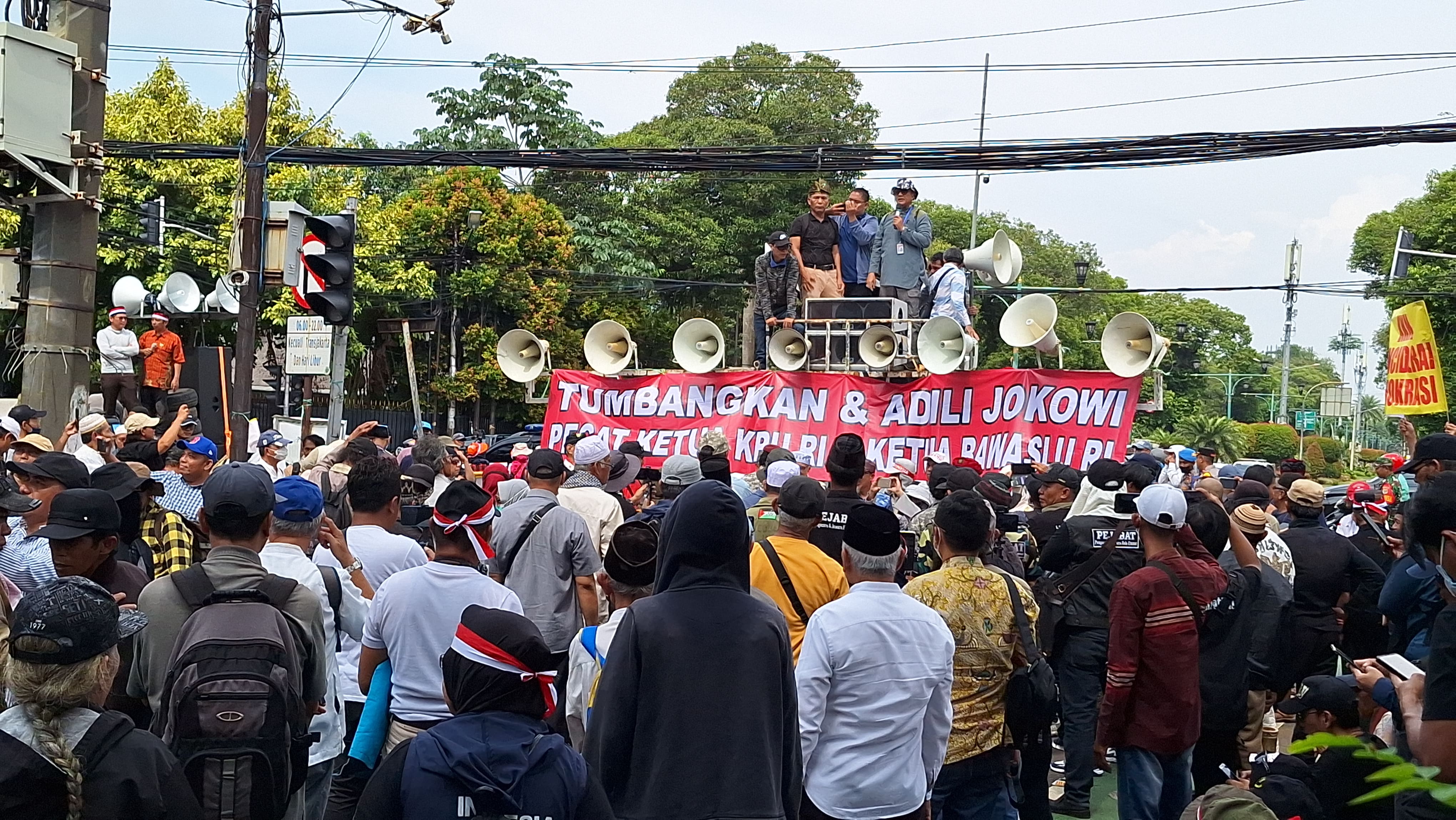 Massa Demo Tolak Pemilu Curang Berdatangan di Depan KPU