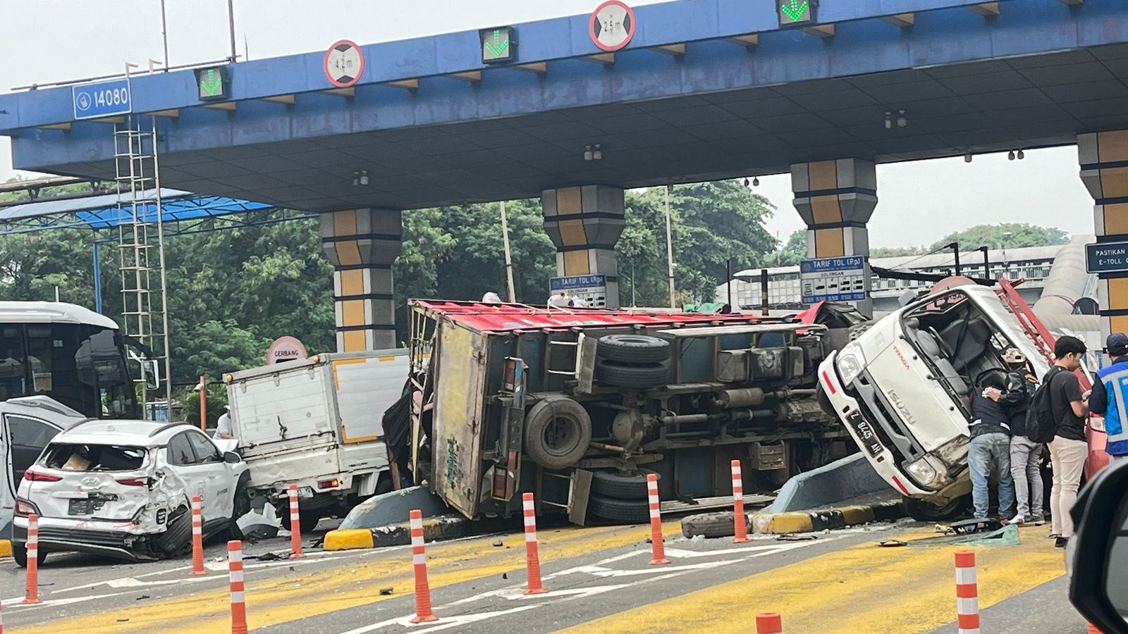 Kecelakaan Beruntun Terjadi di Gerbang Tol Halim Pagi Ini, Lima Kendaraan Ringsek