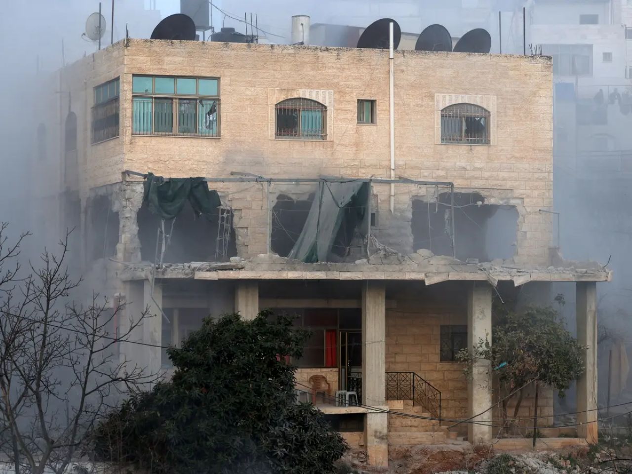 Israel Ledakkan Rumah Warga Palestina di Tepi Barat
