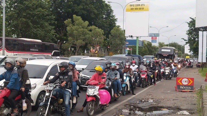 Arus Terhambat Akibat Kapasitas Jalan Tol Limit