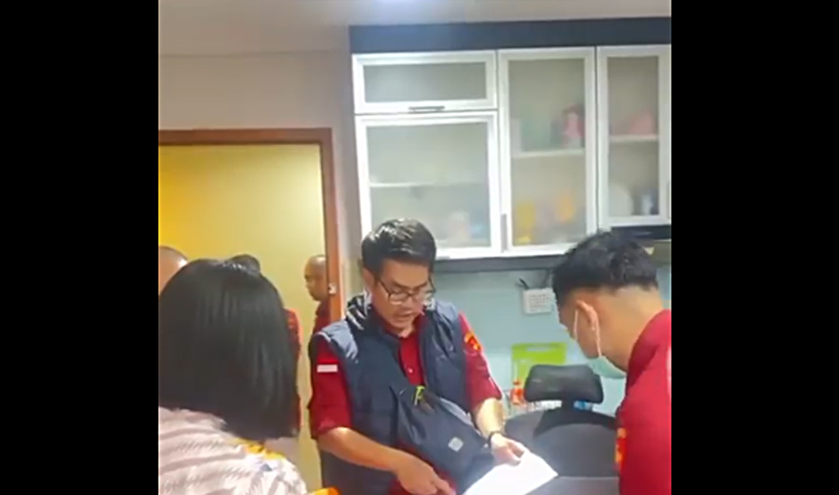 Perempuan Berpostur Kecil Putih Mencuat Pasca Kejagung Geledah 2 Apartemen Staf Khusus Nadiem Makarim, IAW: Perannya Besar