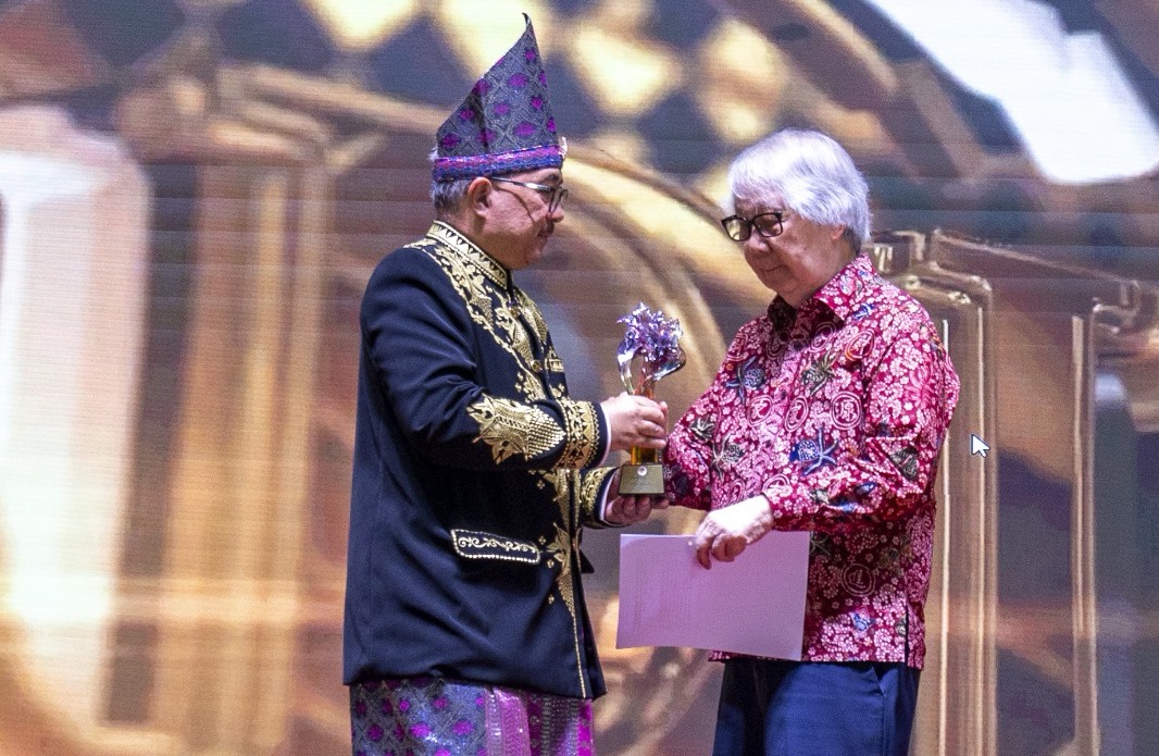 Berjasa Memperkuat Hubungan Bilateral RI-Singapura, Profesor Tommy Koh Terima Adinata Award