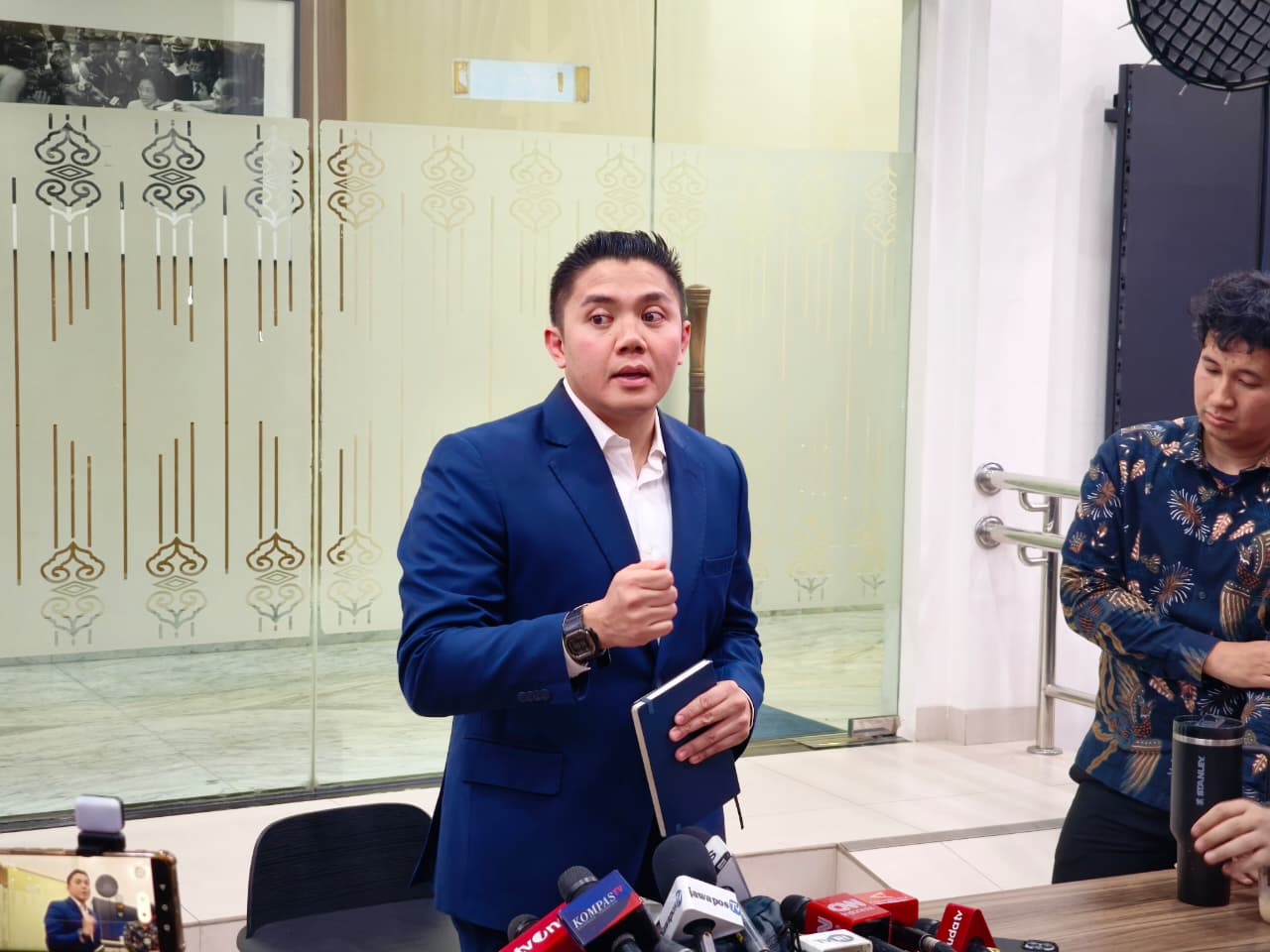 Siapa Bilang Indonesia Chaos? Seskab Teddy Klaim Situasi Terkendali