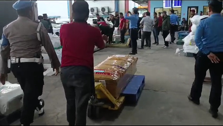 Tiba di Terminal Kargo Bandara Soetta, Jenazah Lilie dan Elsa Pendaki Gunung Carstensz Dibawa dengan 2 Pesawat 