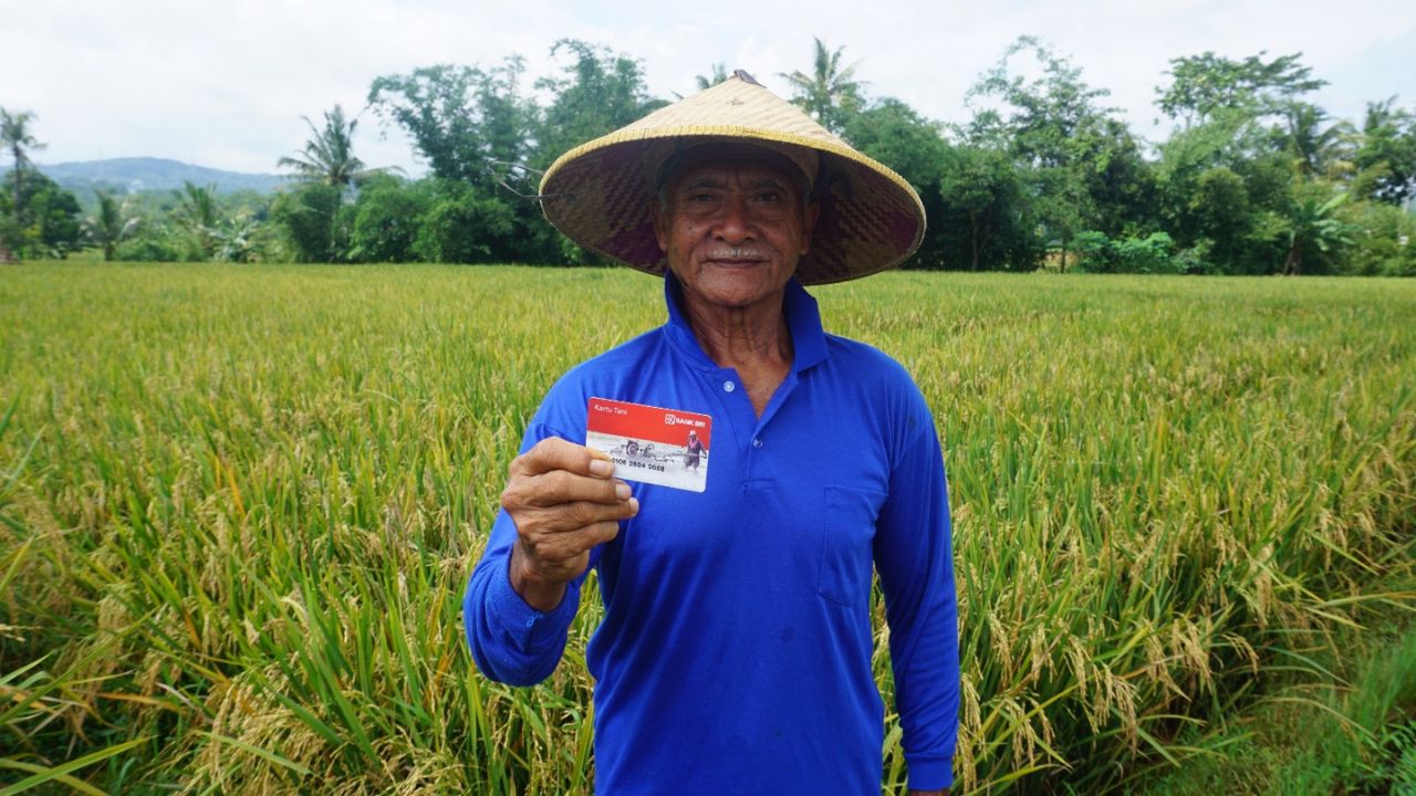 Kisah Aris dari Grobogan: Dari Toko Pulsa ke 3 Cabang AgenBRILink yang Sukses Bantu Petani