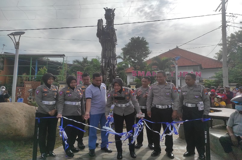 Gokil! Patung Kuda dari Knalpot Brong Jadi Ikonik Baru di Taman Sleko Tuban