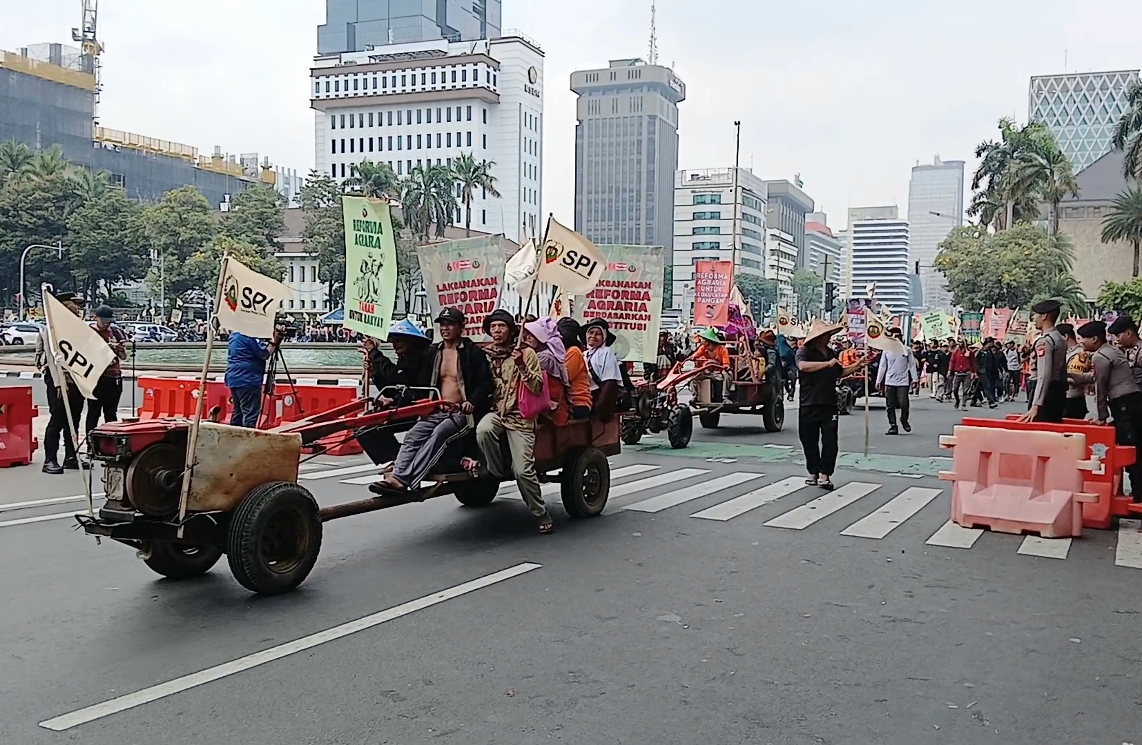 Geruduk Patung Kuda Bawa Traktor: Jokowi Tak Berpihak pada Kaum Tani!