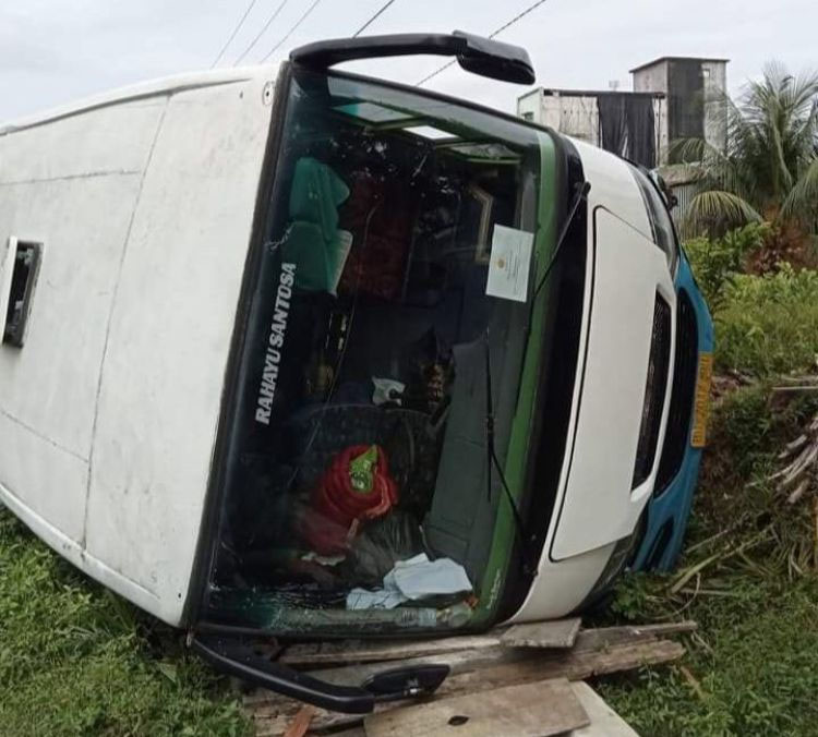 Di Tebo, Mobil Rombongan Mahasiswa KKN UNJA Alami Kecelakaan