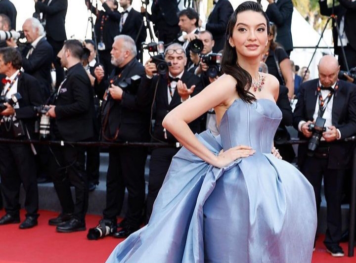 Raline Shah Tampil Bak Cinderella di Red Carpet Cannes Film Festival, Memukau dengan Gaun Rancangan Desainer Medan