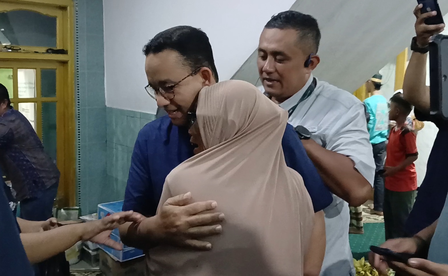 Anies Dipeluk Erat Wanita Lansia di Muara Baru, Begini Harapannya