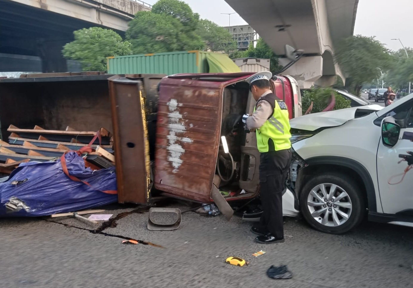 Hilang Kendali, Truk Terguling dan Tabrak Minibus di Tanjung Priok, Dua Orang Alami Luka-luka