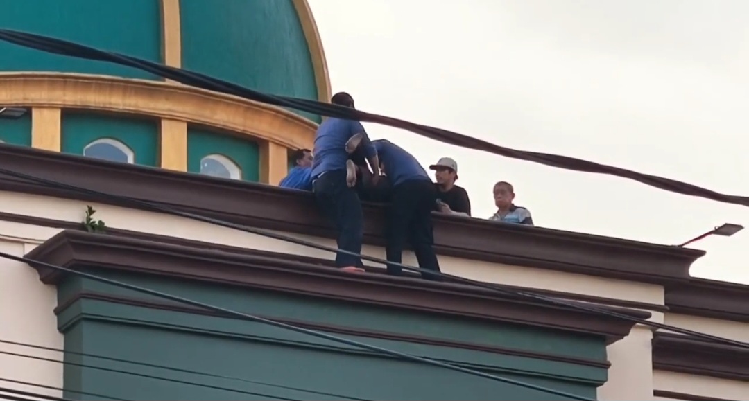 Evakuasi Dramatis! Remaja 16 Tahun di Tangerang Nekat Naik ke Atas Masjid Seharian, Diduga Korban Bully di Pesantren