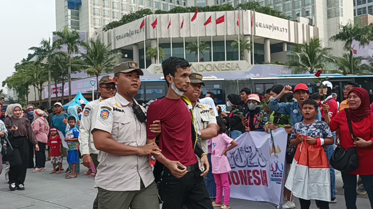 Pemukulan Copet Warnai Arak-arakan Timnas Indonesia U-22, Gagal Gasak HP Pengunjung