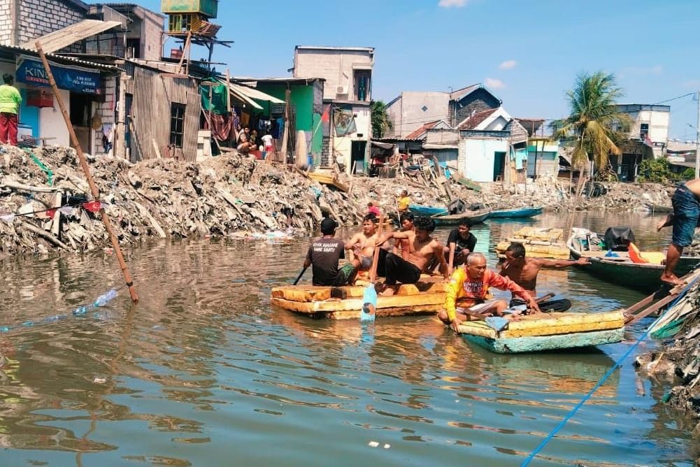 Sungai Kumuh Disulap Jadi Arena Lomba Dayung Warga Kalianak