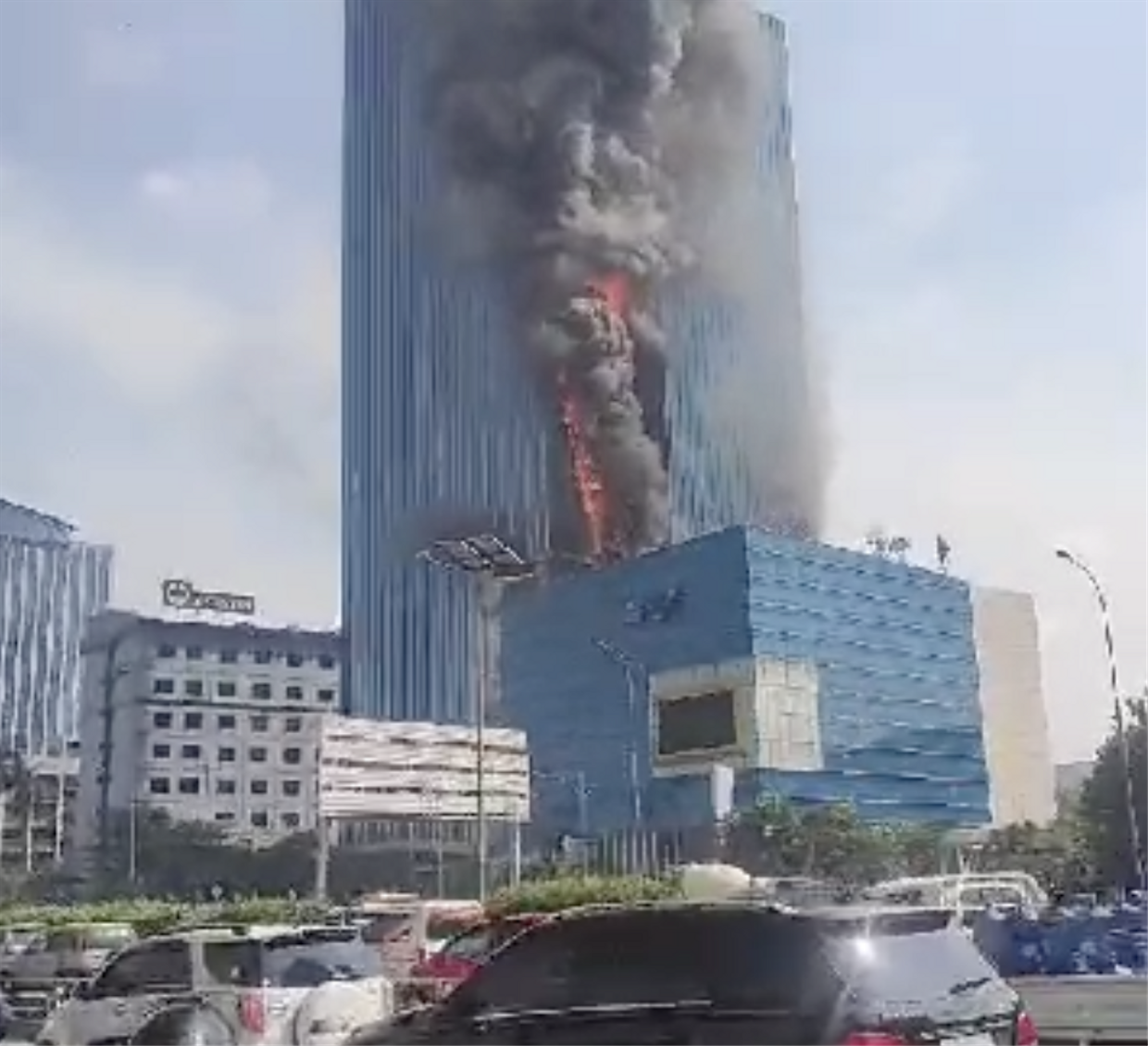 Breaking News: Gedung K-Link Tower di Jalan Gatot Subroto Jaksel Terbakar