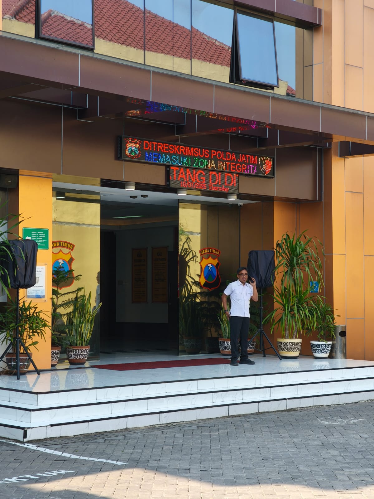 Khofifah Datangi Polda Jatim Pukul 10 Pagi