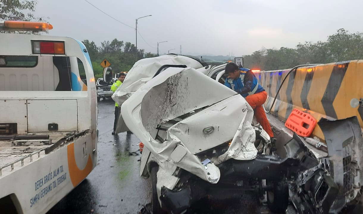 2 Jalur Tol Purbaleunyi Mulai Normal Pasca Tabrakan Beruntun 17 Mobil