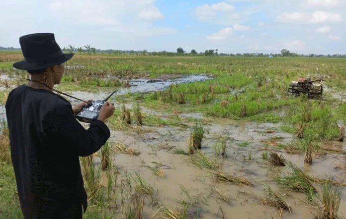 Petani Cangkingan Melek Teknologi, Gunakan Traktor Tidak Harus Turun di Sawah