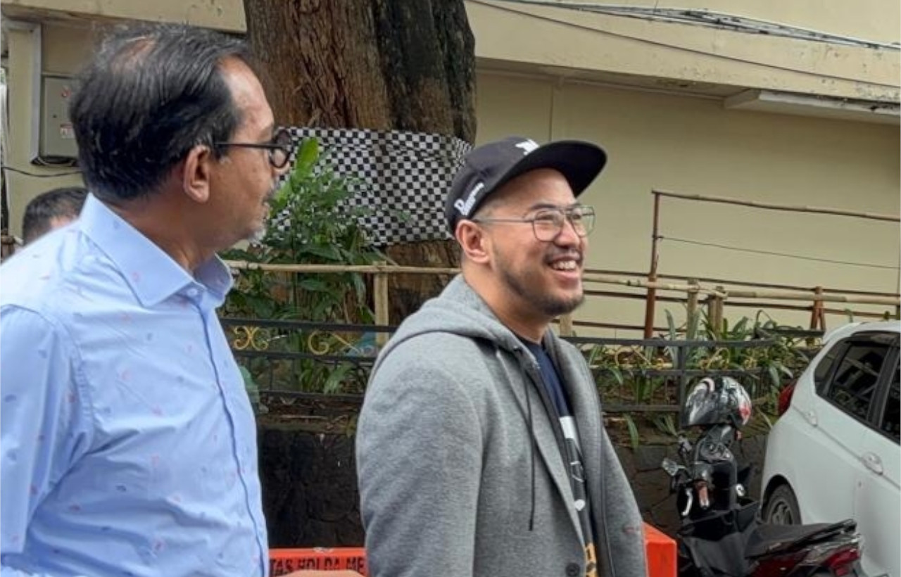 Penuhi Panggilan, Pandji Pragiwaksono dan Haris Azhar Full Senyum saat Datangi PMJ