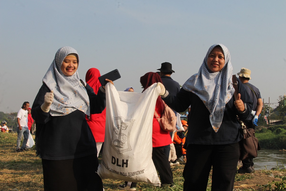 Aksi Peduli Kali Jagir: 10 Ribu Ikan Grass Carp Dilepas untuk Hambat Pertumbuhan Eceng Gondok