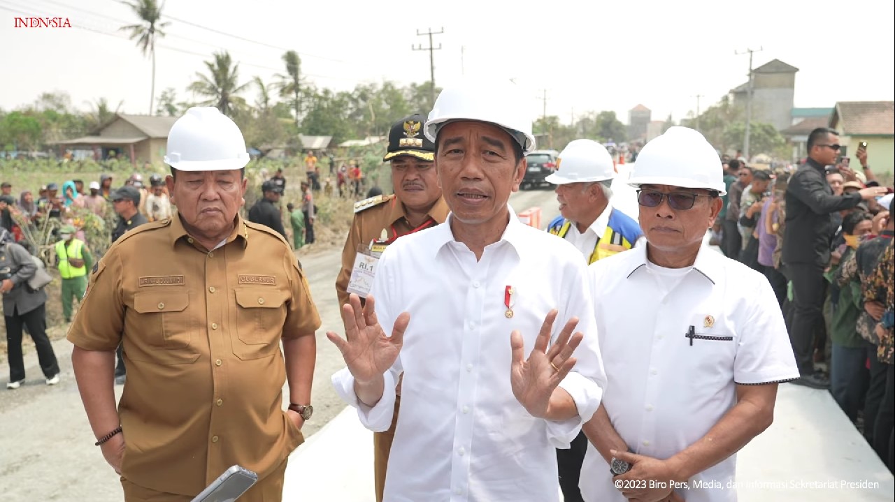 Jokowi Pantau Rekonstruksi Jalan Rusak di Lampung, Gestur Gubernur Arinal Djunaidi Jadi Sorotan Netizen: Kayak Bos Saja!