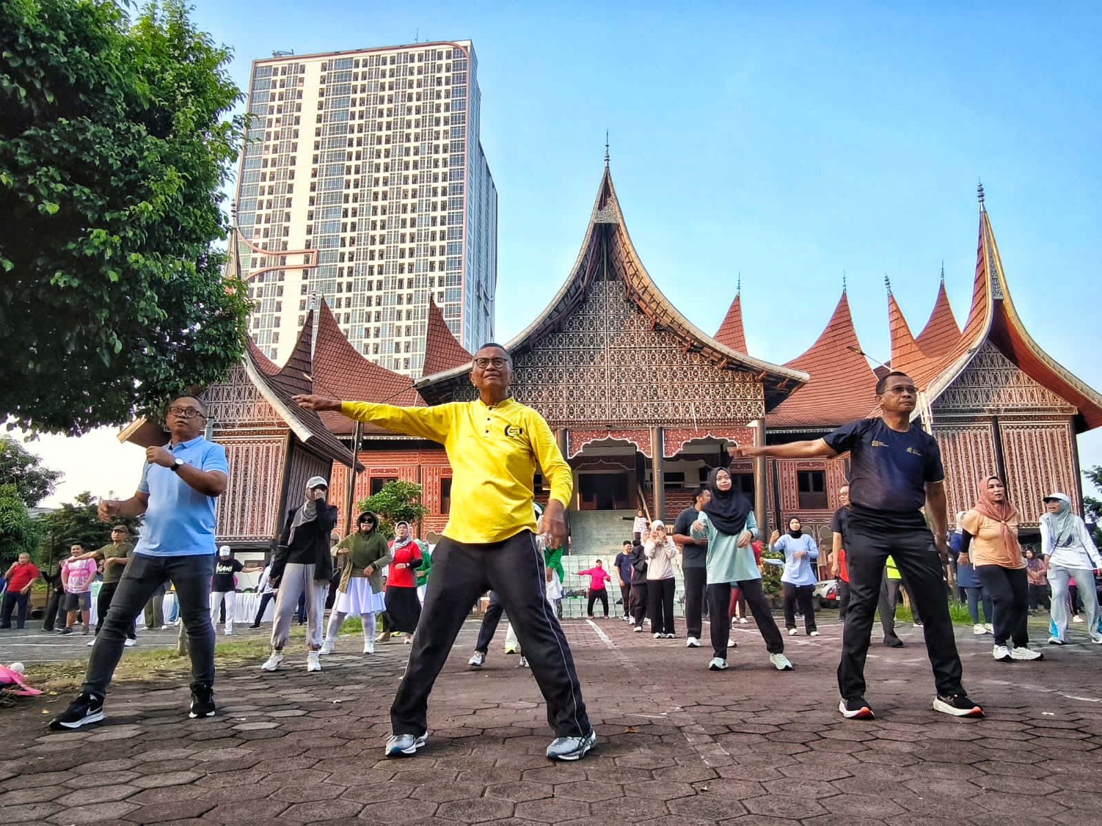 Ikut Komunitas Senam Dahlan Iskan di Surabaya, Dirut BPJS Kesehatan Prihati: Penting untuk Kesehatan Jantung