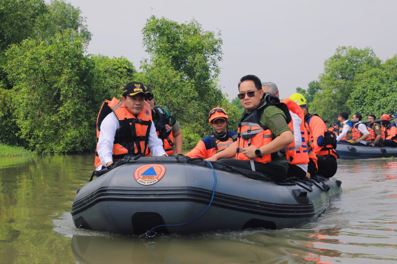Bersihkan Eceng Gondok di Sungai Kedung Peluk untuk Tangani Banjir Sidoarjo