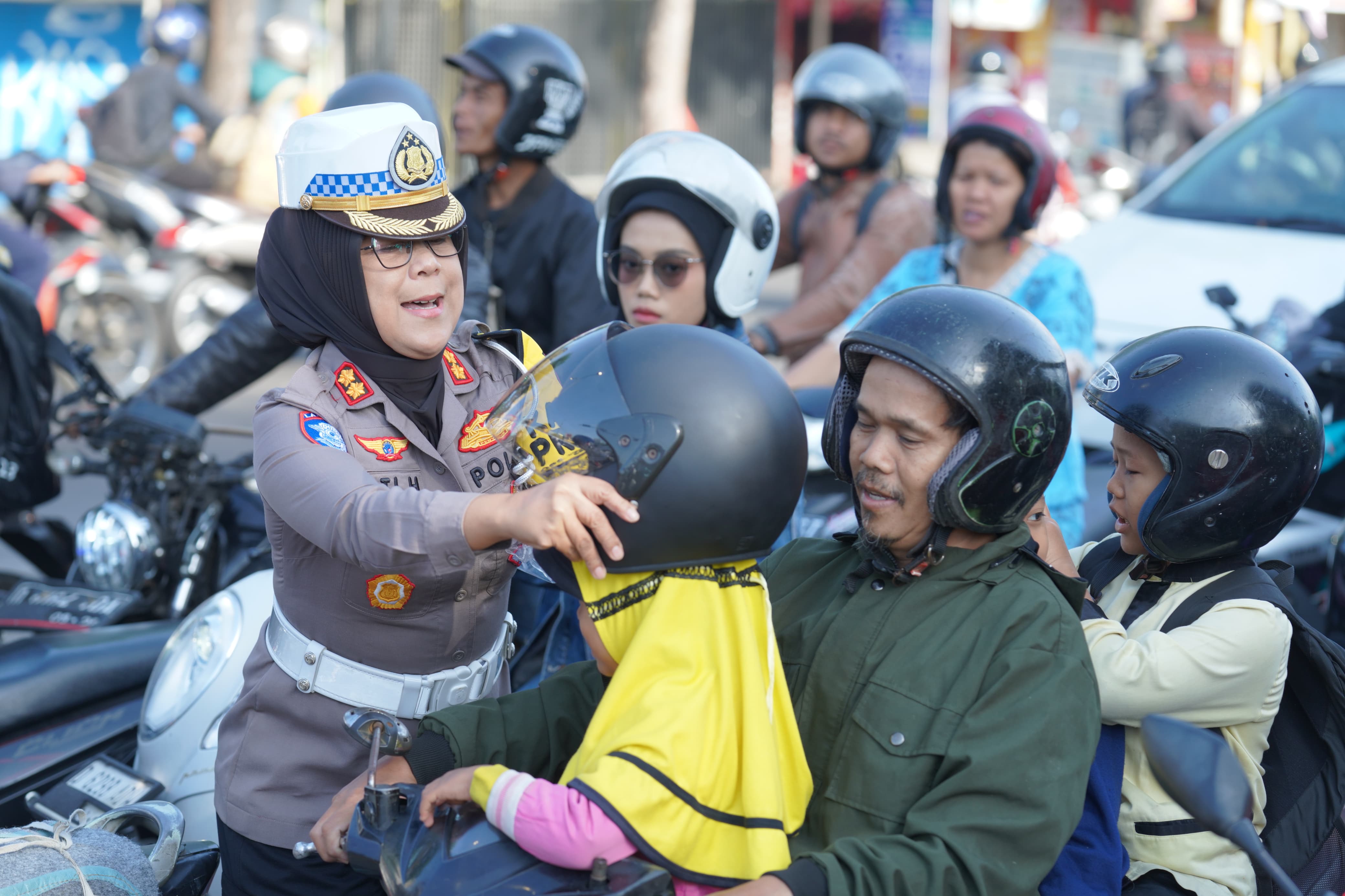 Operasi Zebra Lodaya 2024, Polda Jabar Bagi-bagi Helm ke Masyarakat