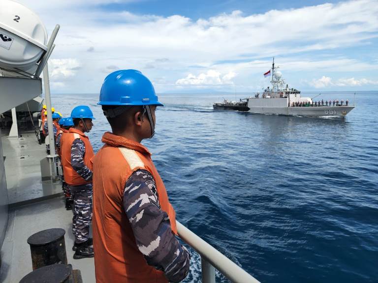 Dua KRI Berlatih di Selat Makassar