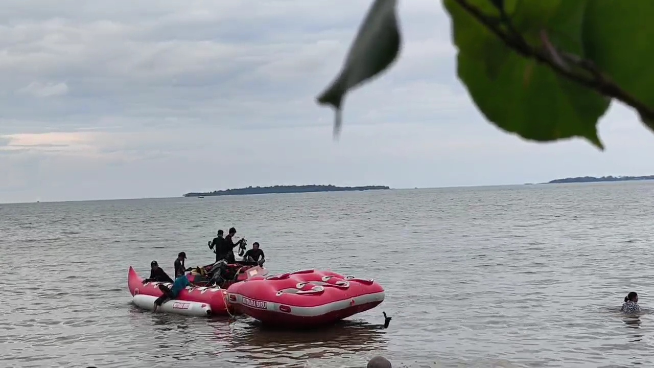 Serunya Wisata Murah di Pantai Tanjung Pasir, Naik Banana Boat Harganya Cuma Segini