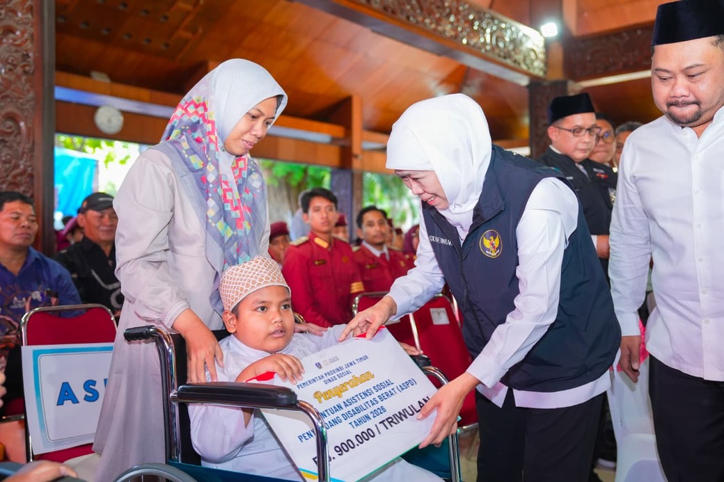 Khofifah Salurkan Bansos Rp7,6 Miliar di Gresik, Perkuat Bantalan Sosial dan Ekonomi Masyarakat saat Ramadan