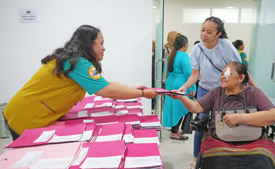 Operasi Katarak Gratis Ubah Hidup Yayah, Kini Bisa Melihat dan Bekerja Lagi